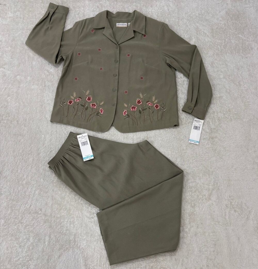 Alfred Dunner Womens 16W Short 2pc Pant Set NWT Sage Floral Embroidered